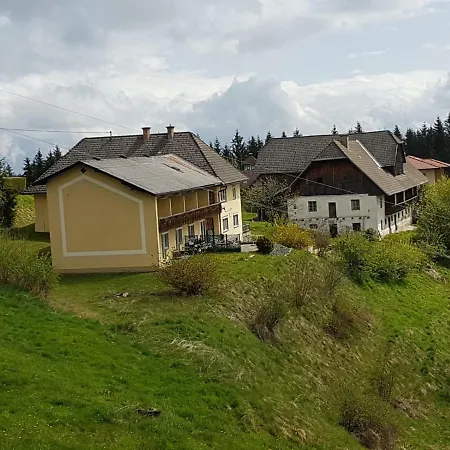 Guest house 'Kleine Welt' Almpension & Gaststueberl