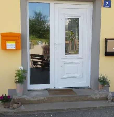 'Kleine Welt' Almpension & Gaststueberl Guest house *